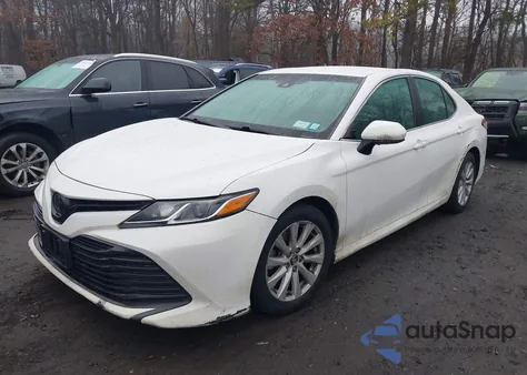 2018 Toyota Camry Le z USA, uszkodzony, nr VIN 4T1B11HK7JU093185